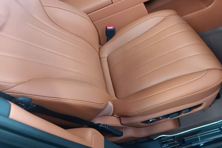 Used Hima AITO M8 2025 Extended-Range Max+ Version 53.4 kWh 5-Seater Edition Right Front Seat