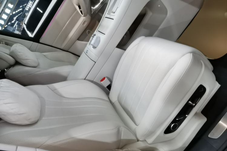 Used Hima AITO M8 2025 Extended-Range Max+ Version 53.4 kWh 5-Seater Edition Right Front Seat