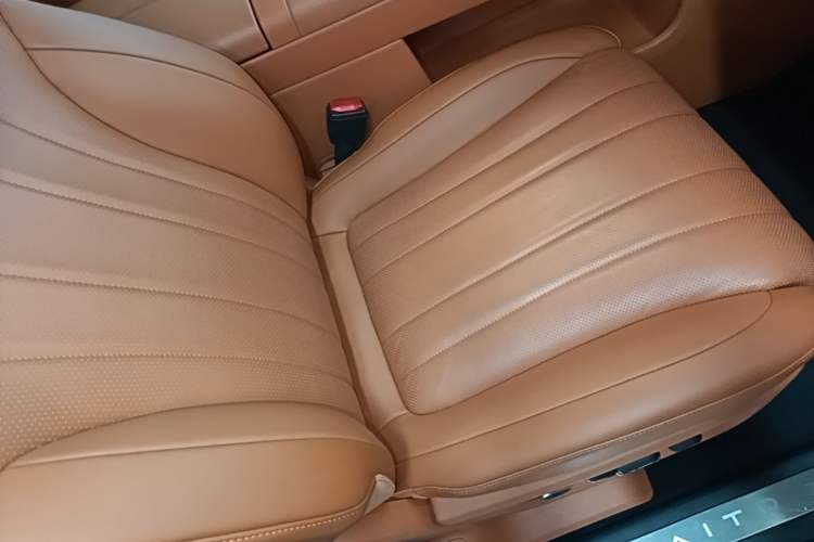 Used Hima AITO M8 2025 Extended-Range Ultra Version 53.4 kWh 6-Seater Edition Right Front Seat