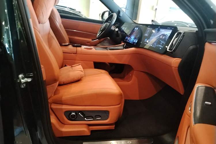 Used Hima AITO M8 2025 Extended-Range Ultra Version 53.4 kWh 6-Seater Edition Right Front Seat