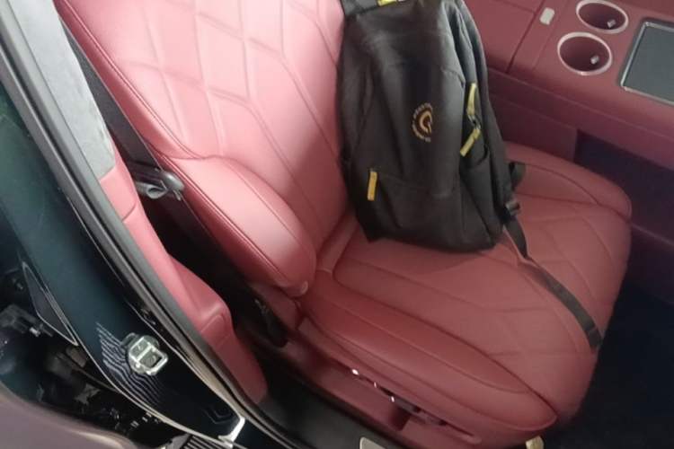 Used Hima AITO M8 2025 Extended-Range Max+ Version 53.4 kWh 6-Seater Edition Right Front Seat