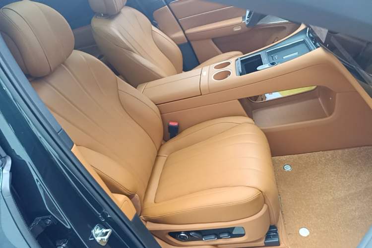 Used Hima AITO M8 2025 Extended-Range Max+ Version 53.4 kWh 6-Seater Edition Right Front Seat