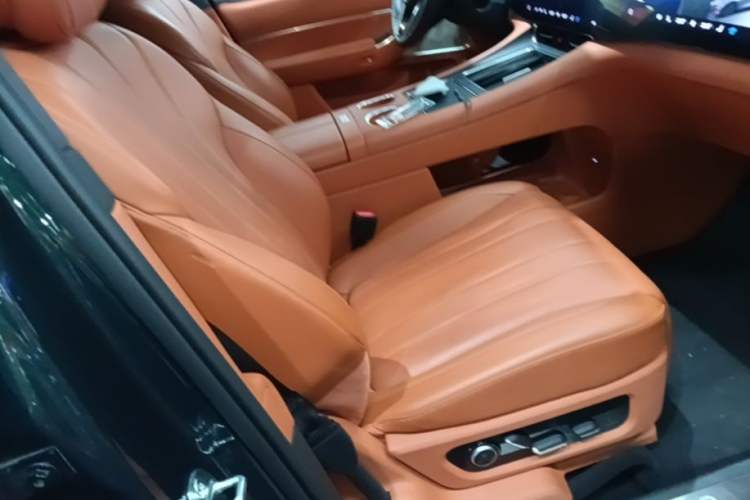 Used Hima AITO M8 2025 Extended-Range Ultra Version 53.4 kWh 6-Seater Edition Right Front Seat