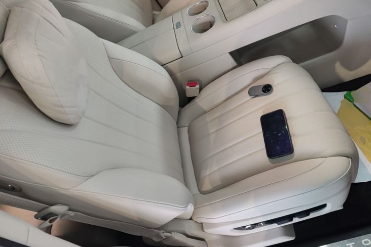 Used Hima AITO M8 2025 Extended-Range Max+ Version 53.4 kWh 6-Seater Edition Right Front Seat