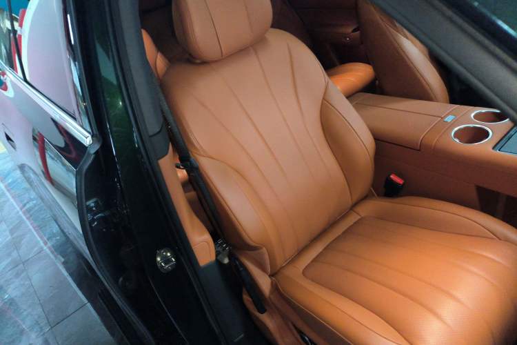Used Hima AITO M8 2025 Extended-Range Ultra Version 53.4 kWh 6-Seater Edition Right Front Seat