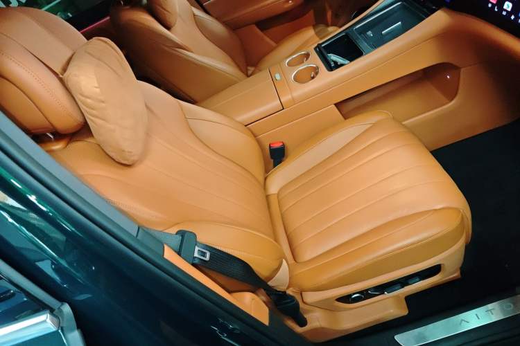 Used Hima AITO M8 2025 Extended-Range Ultra Version 53.4 kWh 6-Seater Edition Right Front Seat