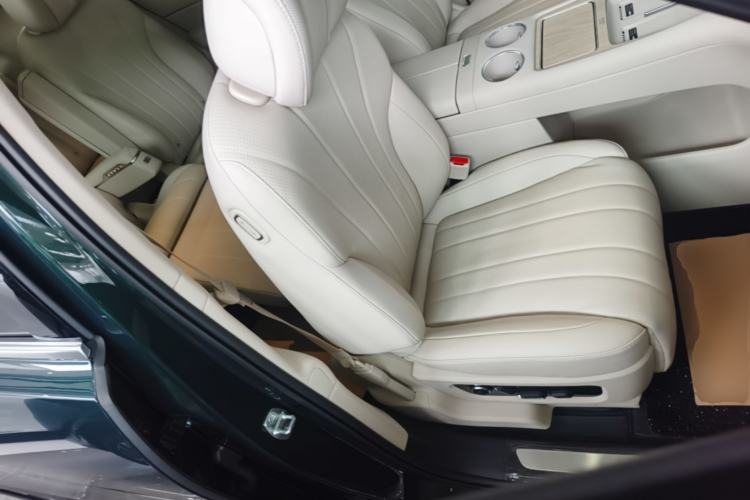 Used Hima AITO M8 2025 Extended-Range Max+ Version 53.4 kWh 6-Seater Edition Right Front Seat
