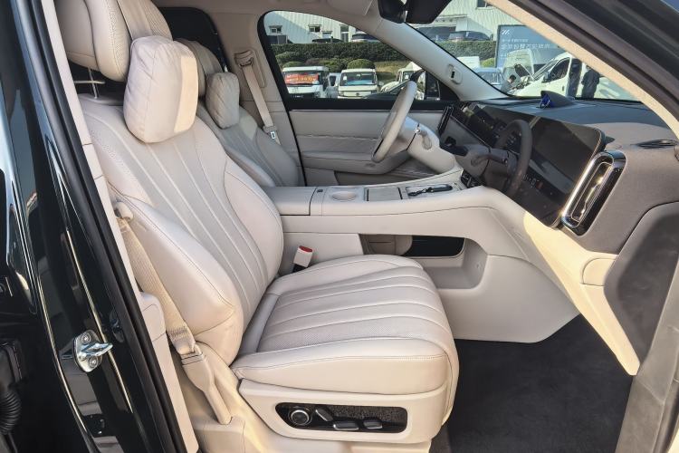 Used Hima AITO M8 2025 Extended-Range Max+ Version 53.4 kWh 6-Seater Edition Right Front Seat