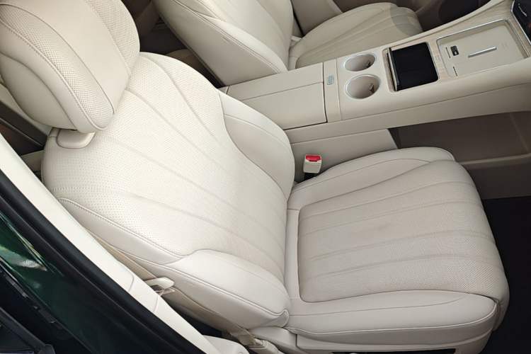 Used Hima AITO M8 2025 Extended-Range Ultra Version 53.4 kWh 6-Seater Edition Right Front Seat