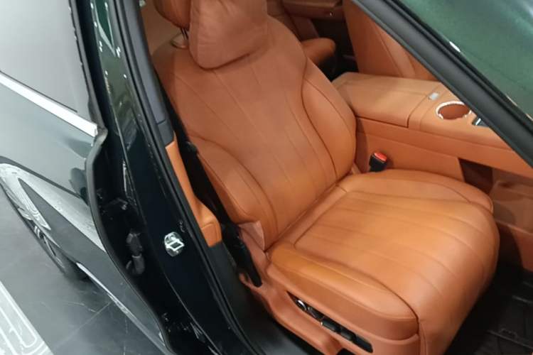 Used Hima AITO M8 2025 Extended-Range Max+ Version 53.4 kWh 5-Seater Edition Right Front Seat
