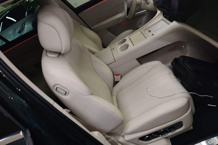 Used Hima AITO M8 2025 Extended-Range Max+ Version 53.4 kWh 5-Seater Edition Right Front Seat