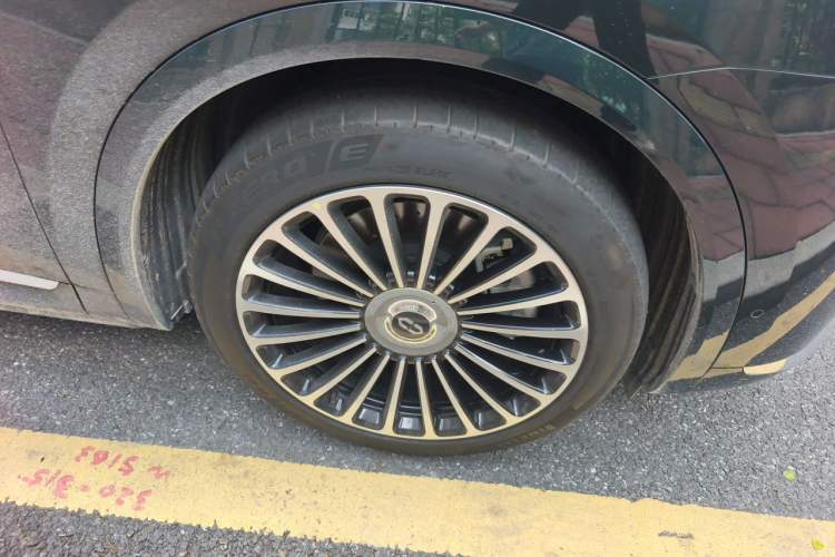 Used Hima AITO M8 2025 Extended-Range Max+ Version 53.4 kWh 6-Seater Edition Right Front Wheel Hub
