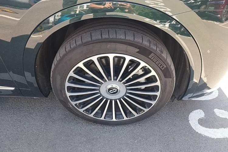 Used Hima AITO M8 2025 Extended-Range Ultra Version 53.4 kWh 6-Seater Edition Right Front Wheel Hub