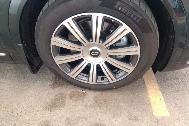 Used Hima AITO M8 2025 Extended-Range Max+ Version 53.4 kWh 6-Seater Edition Right Front Wheel Hub