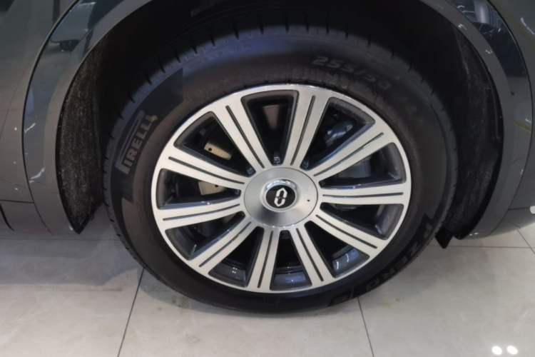 Used Hima AITO M8 2025 Extended-Range Ultra Version 53.4 kWh 6-Seater Edition Right Front Wheel Hub