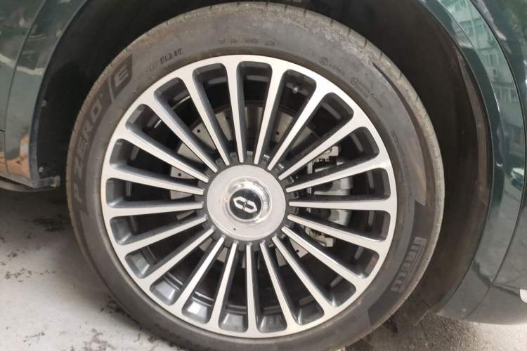 Used Hima AITO M8 2025 Extended-Range Ultra Version 53.4 kWh 6-Seater Edition Right Front Wheel Hub