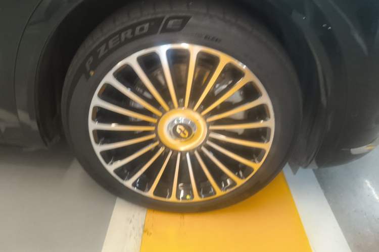 Used Hima AITO M8 2025 Extended-Range Ultra Version 53.4 kWh 6-Seater Edition Right Front Wheel Hub