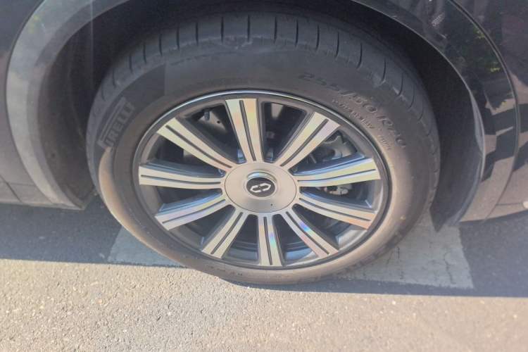 Used Hima AITO M8 2025 Model, Pure Electric Max+ Five-Seat All-Wheel-Drive Version Right Front Wheel Hub