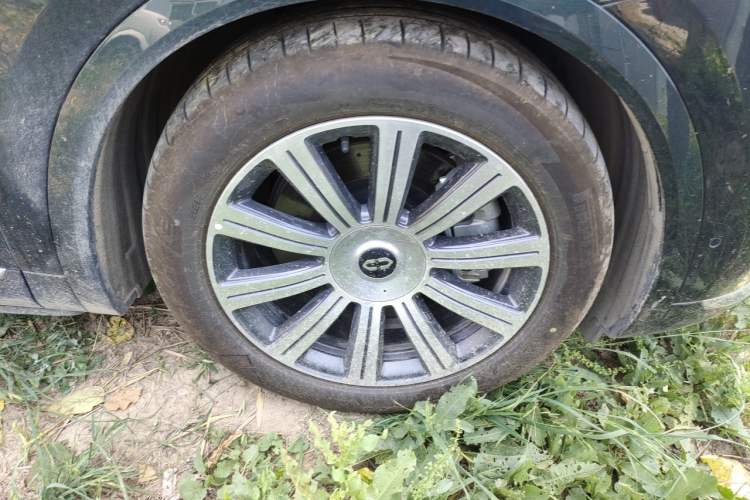Used Hima AITO M8 2025 Extended-Range Max+ Version 53.4 kWh 6-Seater Edition Right Front Wheel Hub