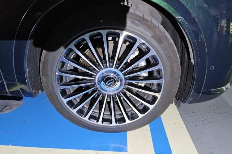 Used Hima AITO M8 2025 Extended-Range Max+ Version 53.4 kWh 6-Seater Edition Right Front Wheel Hub