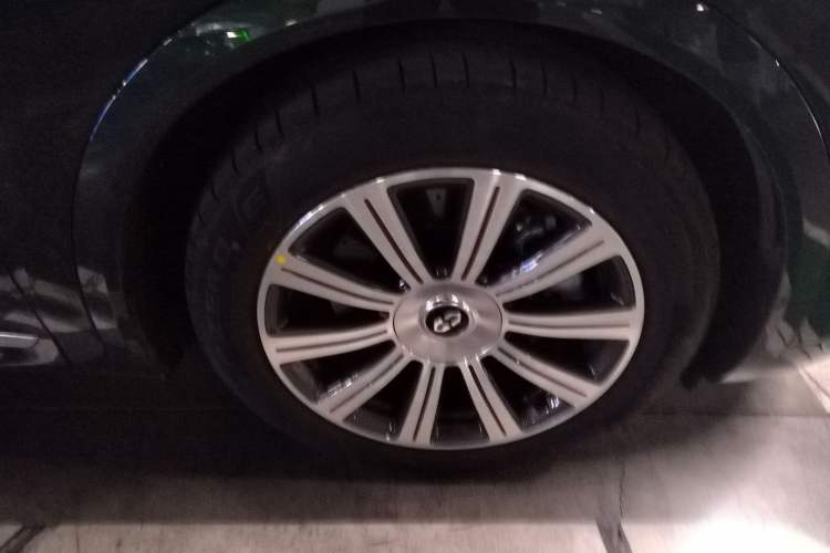 Used Hima AITO M8 2025 Extended-Range Max Version 37 kWh 5-Seater Right Front Wheel Hub