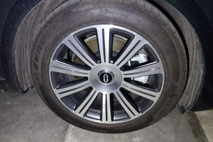 Used Hima AITO M8 2025 Extended-Range Max Version 37 kWh 5-Seater Right Front Wheel Hub