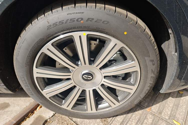 Used Hima AITO M8 2025 Model, Pure Electric Max+ Six-Seat Long-Range Version Right Front Wheel Hub
