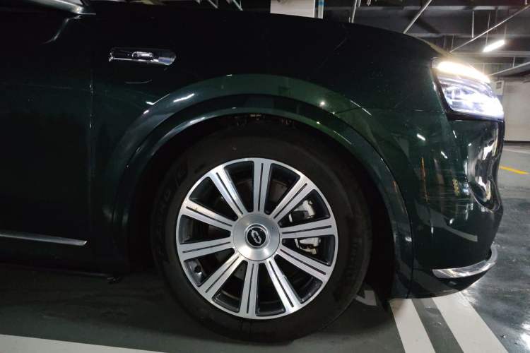 Used Hima AITO M8 2025 Extended-Range Max+ Version 53.4 kWh 6-Seater Edition Right Front Wheel Hub
