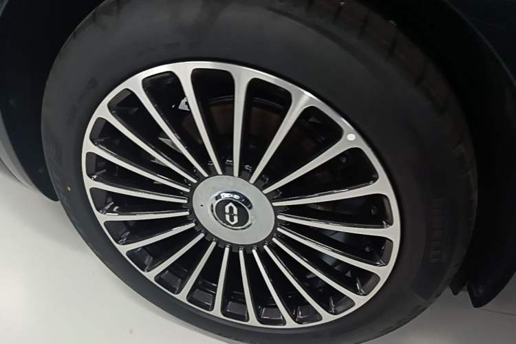 Used Hima AITO M8 2025 Extended-Range Max+ Version 53.4 kWh 5-Seater Edition Right Rear Wheel Hub