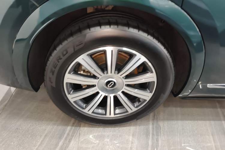 Used Hima AITO M8 2025 Extended-Range Max+ Version 53.4 kWh 5-Seater Edition Right Rear Wheel Hub