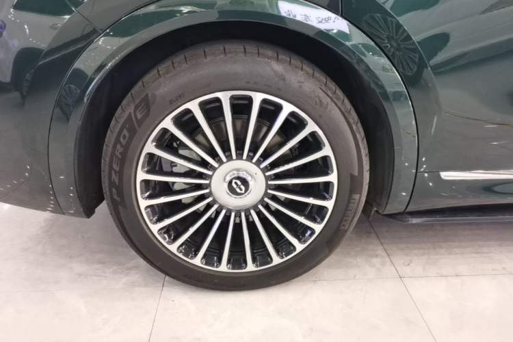 Used Hima AITO M8 2025 Extended-Range Ultra Version 53.4 kWh 6-Seater Edition Right Rear Wheel Hub