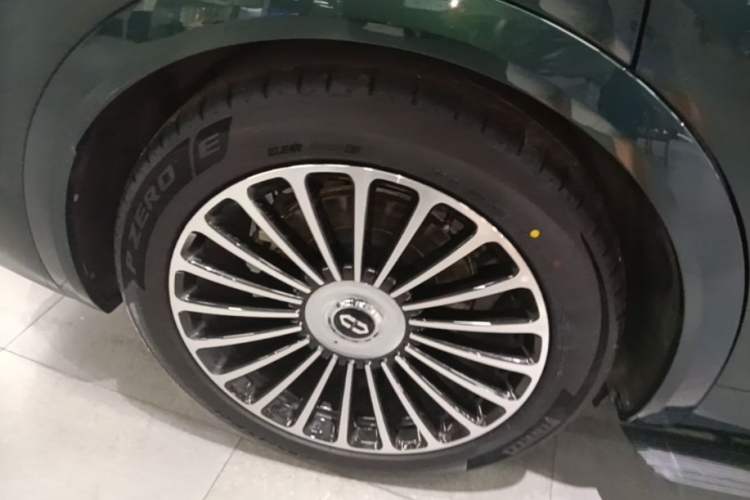 Used Hima AITO M8 2025 Extended-Range Ultra Version 53.4 kWh 6-Seater Edition Right Rear Wheel Hub