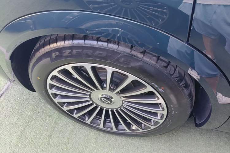 Used Hima AITO M8 2025 Extended-Range Ultra Version 53.4 kWh 6-Seater Edition Right Rear Wheel Hub