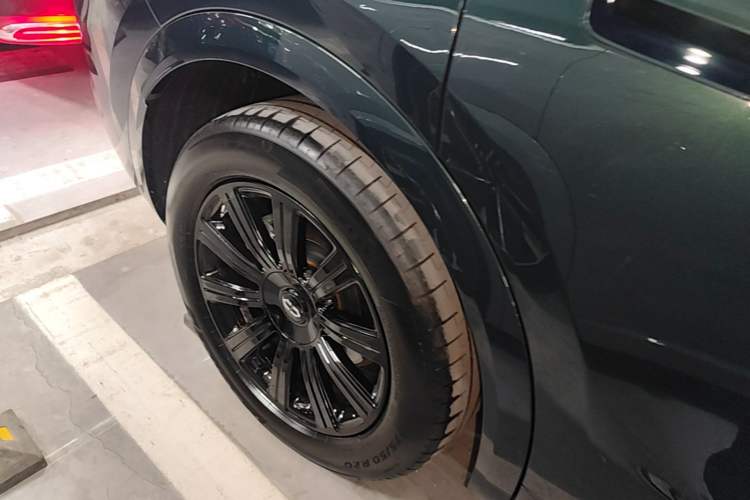 Used Hima AITO M8 2025 Extended-Range Max+ Version 53.4 kWh 5-Seater Edition Right Rear Wheel Hub
