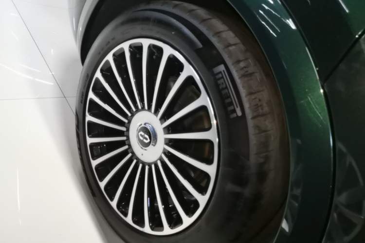 Used Hima AITO M8 2025 Extended-Range Ultra Version 53.4 kWh 6-Seater Edition Right Rear Wheel Hub
