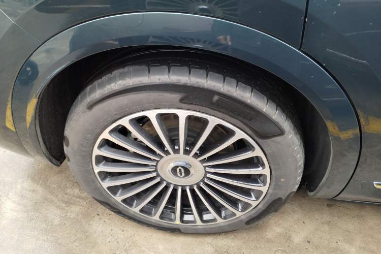 Used Hima AITO M8 2025 Extended-Range Ultra Version 53.4 kWh 6-Seater Edition Right Rear Wheel Hub