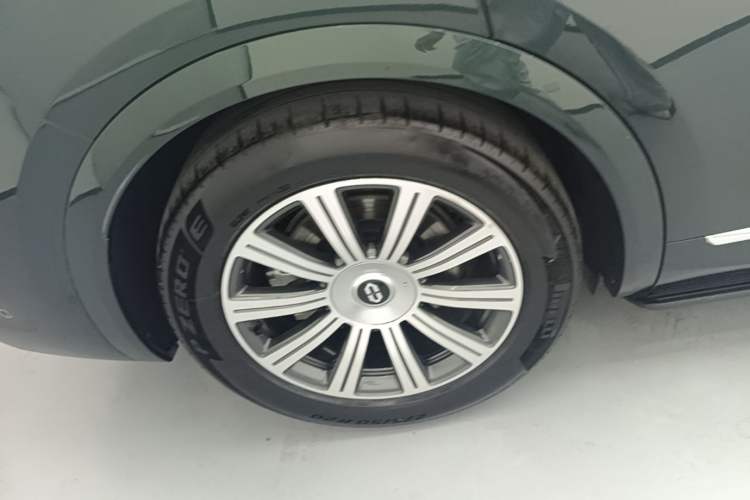 Used Hima AITO M8 2025 Extended-Range Max+ Version 53.4 kWh 6-Seater Edition Right Rear Wheel Hub
