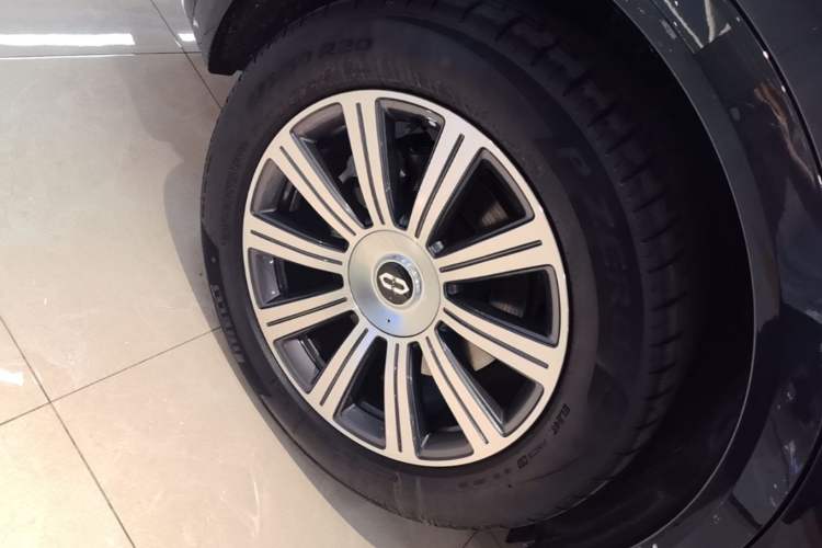 Used Hima AITO M8 2025 Extended-Range Ultra Version 53.4 kWh 6-Seater Edition Right Rear Wheel Hub