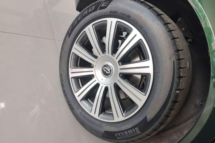 Used Hima AITO M8 2025 Extended-Range Max+ Version 53.4 kWh 6-Seater Edition Right Rear Wheel Hub