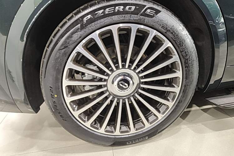 Used Hima AITO M8 2025 Extended-Range Ultra Version 53.4 kWh 6-Seater Edition Right Rear Wheel Hub