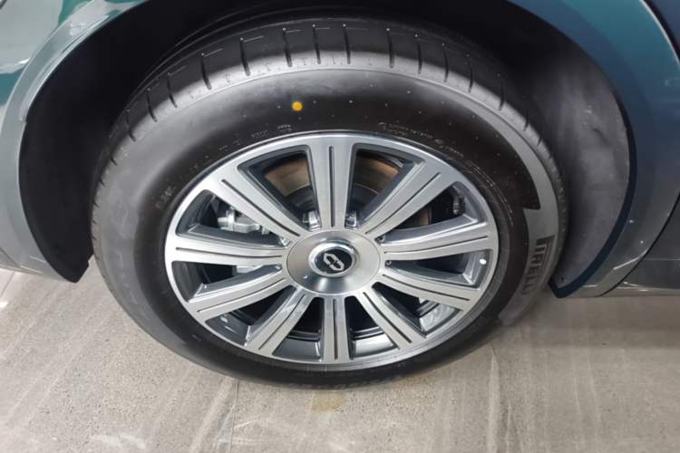 Used Hima AITO M8 2025 Extended-Range Max+ Version 53.4 kWh 6-Seater Edition Right Rear Wheel Hub