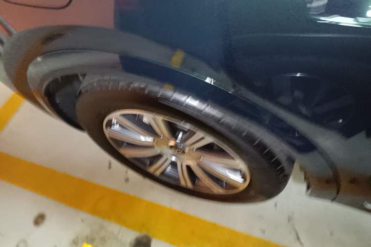 Used Hima AITO M8 2025 Extended-Range Max Version 37 kWh 5-Seater Right Rear Wheel Hub