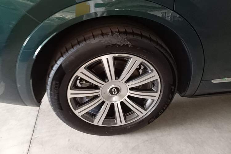Used Hima AITO M8 2025 Extended-Range Max+ Version 53.4 kWh 6-Seater Edition Right Rear Wheel Hub