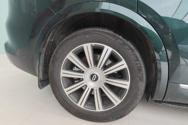 Used Hima AITO M8 2025 Extended-Range Max+ Version 53.4 kWh 6-Seater Edition Right Rear Wheel Hub