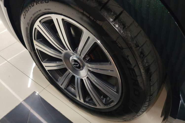 Used Hima AITO M8 2025 Extended-Range Max+ Version 53.4 kWh 5-Seater Edition Right Rear Wheel Hub
