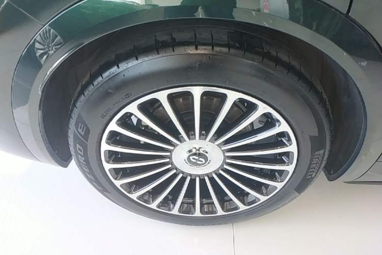 Used Hima AITO M8 2025 Extended-Range Ultra Version 53.4 kWh 6-Seater Edition Right Rear Wheel Hub