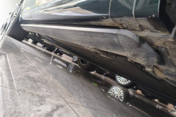 Used Hima AITO M8 2025 Extended-Range Ultra Version 53.4 kWh 6-Seater Edition Right Side Sill