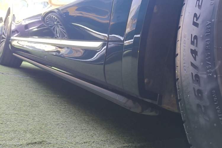 Used Hima AITO M8 2025 Extended-Range Ultra Version 53.4 kWh 6-Seater Edition Right Side Sill