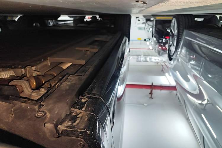 Used Hima AITO M8 2025 Extended-Range Max+ Version 53.4 kWh 5-Seater Edition Right Side Sill