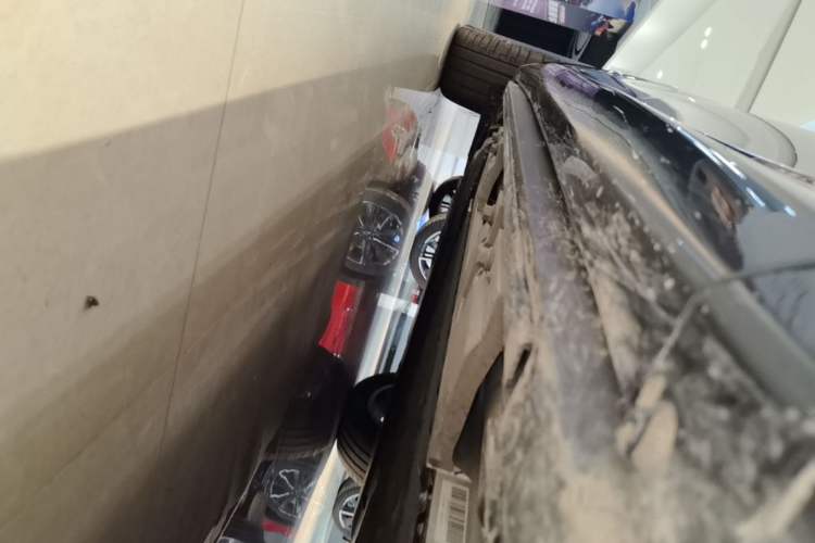 Used Hima AITO M8 2025 Extended-Range Ultra Version 53.4 kWh 6-Seater Edition Right Side Sill